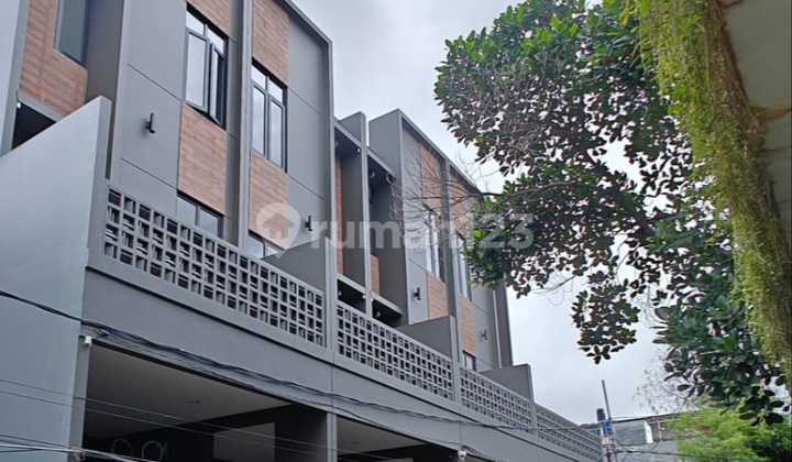 For Sale New Modern Design House in Duri Kepa, Size 4x18.75m², Price Rp 3.09 M.