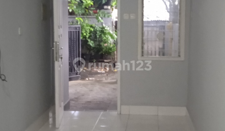 For Rent: 1.5-Story House in Duri Kepa, Size 4x24 m², Price Rp 50 Million/Year. 2