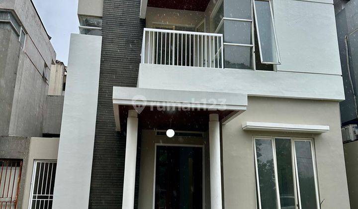 Dijual Rumah 2 Lantai Strategis Anti Banjir  1