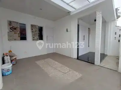 garasi/carport dijual rumah cantik mepet summarecon