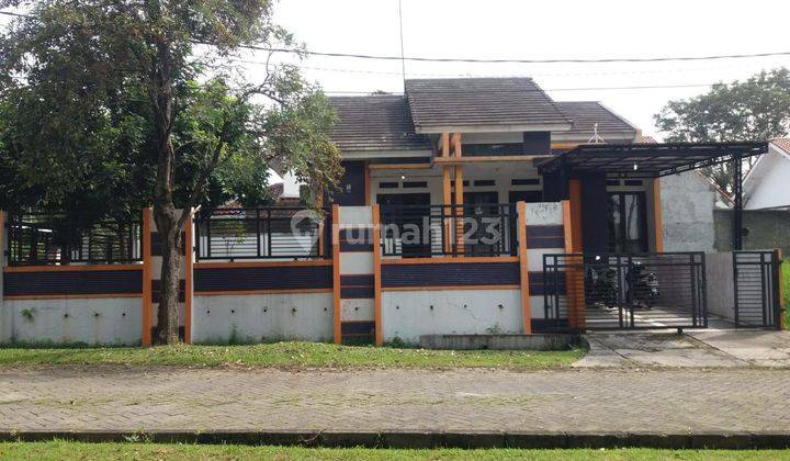 tampak depan dijual rumah tanah luas siap