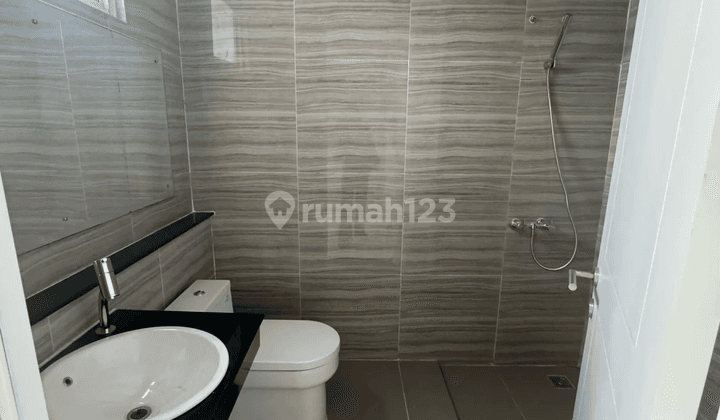 Sewa Rumah Hoek 2 Lantai Siap Huni di Cluster Water Terrace Grand Wisata 2