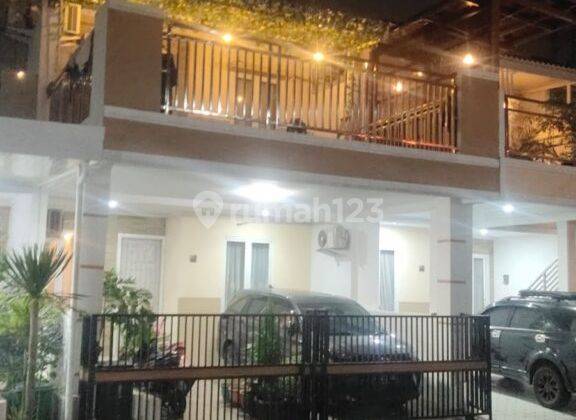 tampak depan dijual rumah 2 lantai semi