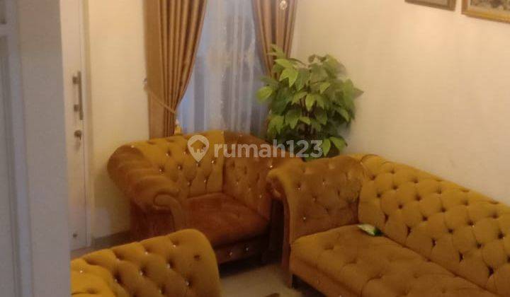 ruang tamu dijual rumah 2 lantai semi