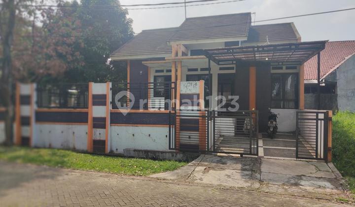 tampak depan dijual rumah tanah luas siap