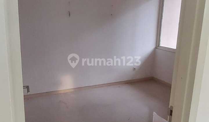 Rumah 2 Lantai Dekat Tol Bandara Area Jakarta Barat 2