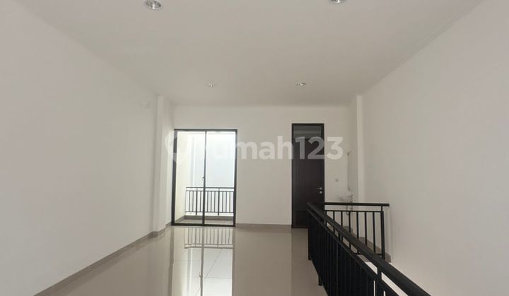 Ready-to-Live Shophouse at Strategic Location Green Lake City, Tangerang 2