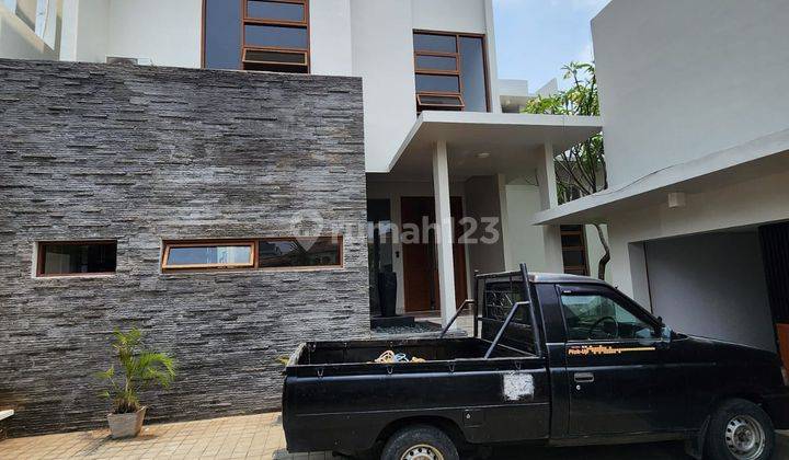 Dijual Rumah Siap Huni Dengan Lokasi Strategis di Kemang 1