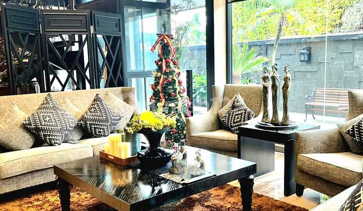 Rumah Mewah dengan Kolam Renang Rumah Mewah dengan Kolam Renang