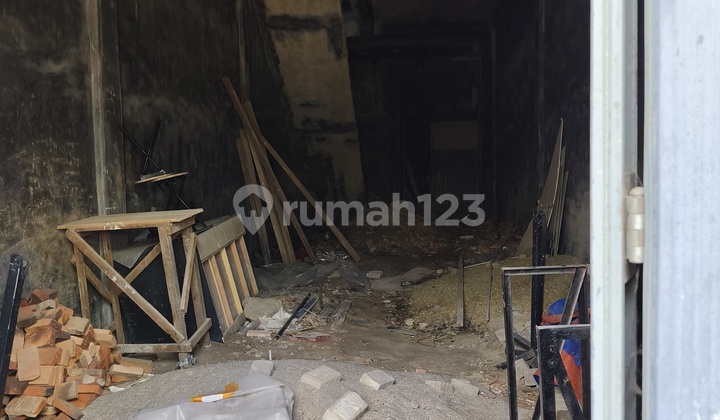 Attached Shop in Polonia CBD Vacant 2