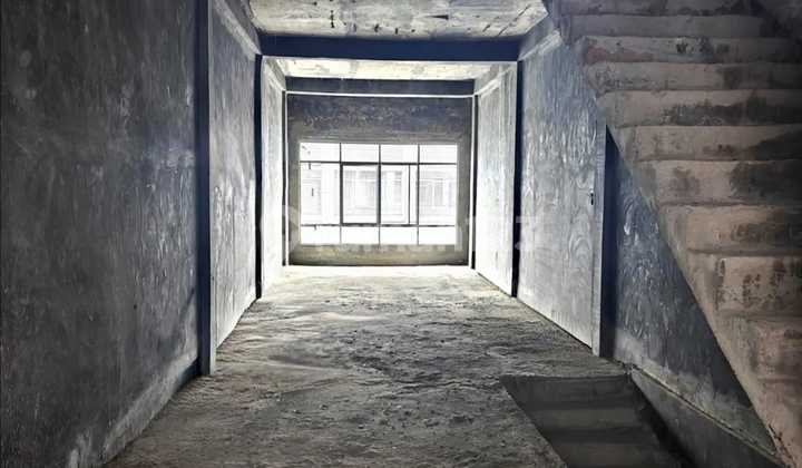 Empty CBD Polonia Shop House 2