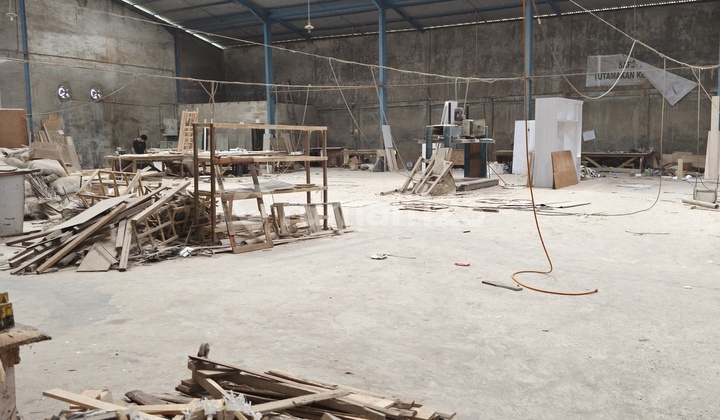 Land and Warehouse in Sintis