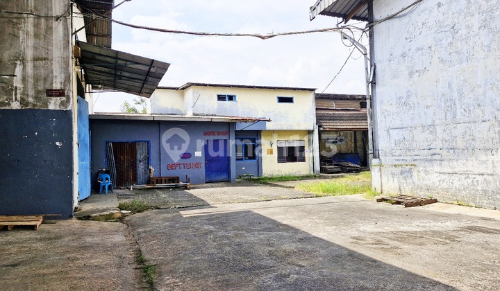 Strategic Sandpaper Warehouse by the Roadside