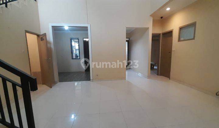 Dijual Rumah 2 Lantai Di  Anggrek Loka, Bagus  2