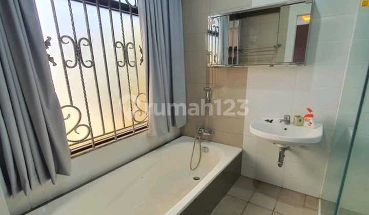 Disewakan Rumah 3 Lantai, Furnished Di Bsd, Bagus, Siap Huni, Lokasi Strategis
