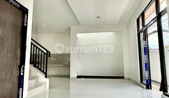Dijual Rumah Bangunan Baru Lebar 8 Meter di Villa Melati Mas Serpong, Posisi Hoek, Lokasi Strategis & Bebas Banjir, Barat Laut- Barat Daya