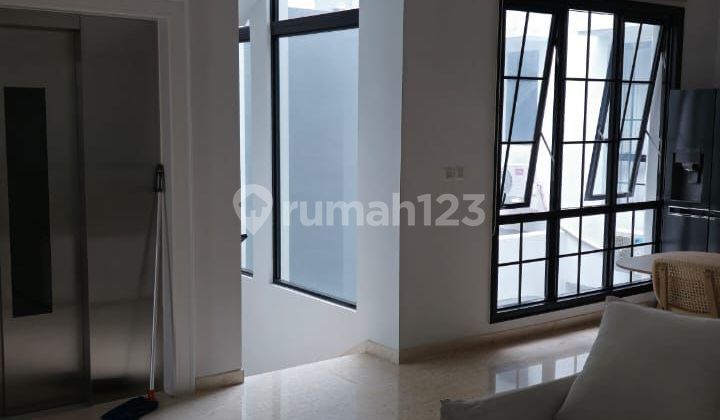 Dijual Rumah Mewah 3 Lantai Model American Classic Di Cluster Winona Alam Sutera, Semi Furnished, Siap Huni, Barat Daya