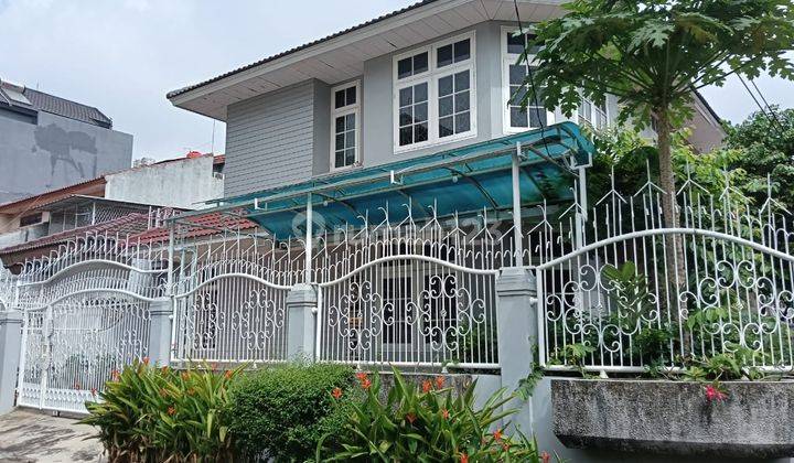 Dijual Rumah Hoek Depan Taman, Semi Furnish di Taman Kedoya 2