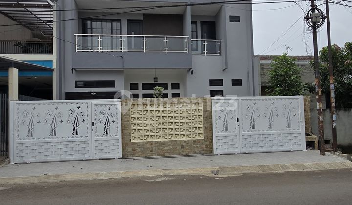 Dijual Rumah Baru Pinggir Jalan, Swimming Pool di Griya Loka
