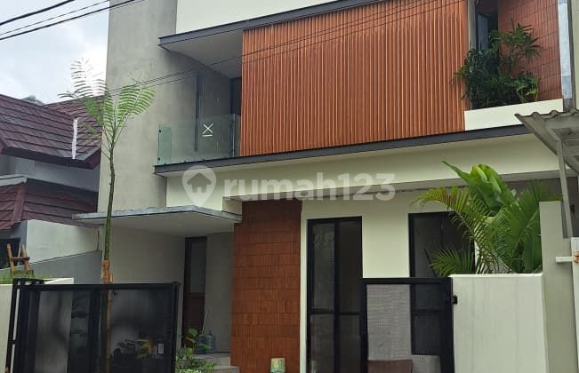 Dijual Rumah Badan 2 Lantai Semi Furnished di Anggrekloka BSD