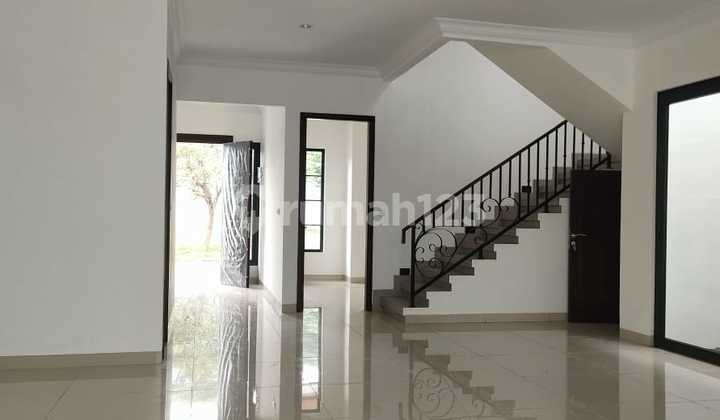 Luxury House with Classic Design in Western Cosmo 2