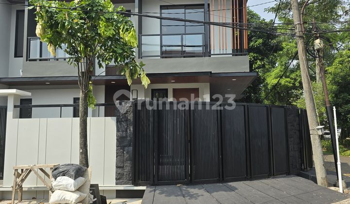Dijual Rumah Hoek, Bangunan Baru di Griya Loka BSD