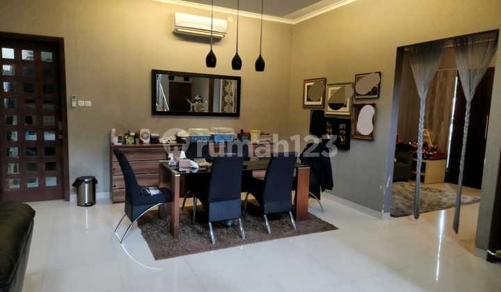 Dijual Rumah Hoek Depan Taman, Semi Furnish di Delatinos BSD