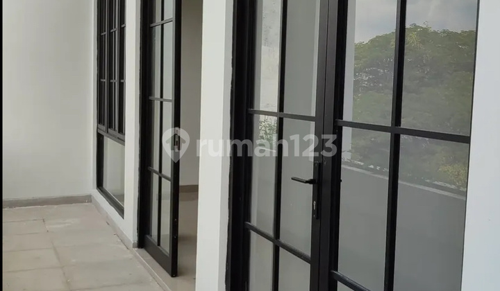 Shop House, 3 Floors, on Raya Darmo. 2