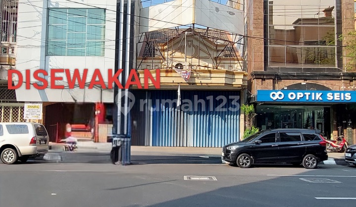 Very Strategic 2.5-Story Shophouse in Downtown Gajahmada Semarang for Coffee Shop 1