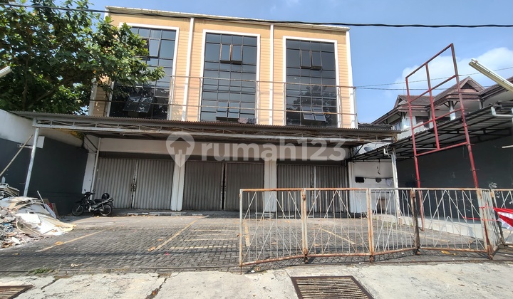 Strategic 3-Story Ready-to-Use Shophouse Near Semarang Barat Toll Road 1