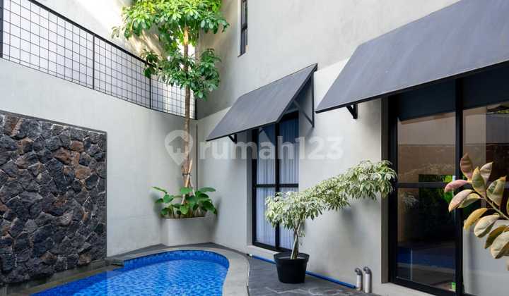 Rumah Bagus Siap Huni dengan Kolam Renang di Bintaro 2