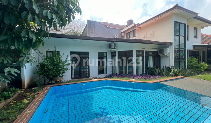 Ready-to-Live House with Strategic Swimming Pool in a Quiet Neighborhood