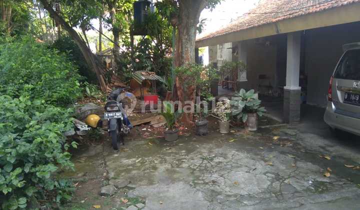 Rumah Tua Asri dan Nyaman di kelilingi sekolah  2
