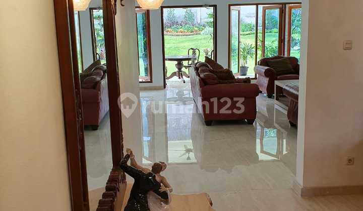 Rumah Cantik terawat dengan Kolam Renang  & Taman Luas @Cilandak