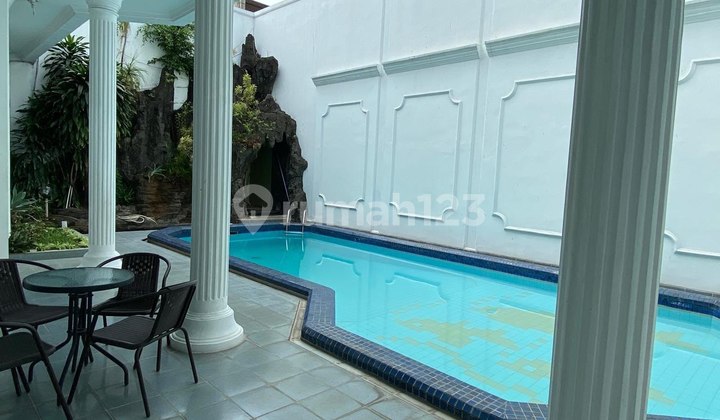 di SEWA Rumah Cantik bergaya Kontemporer Full Furnish with Pool 2