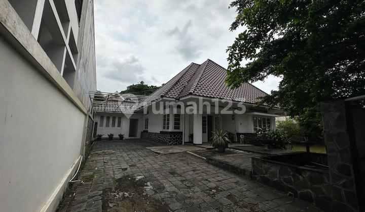 Rumah Bergaya Kolonial Belanda di Lingkungan tenang & Strategis