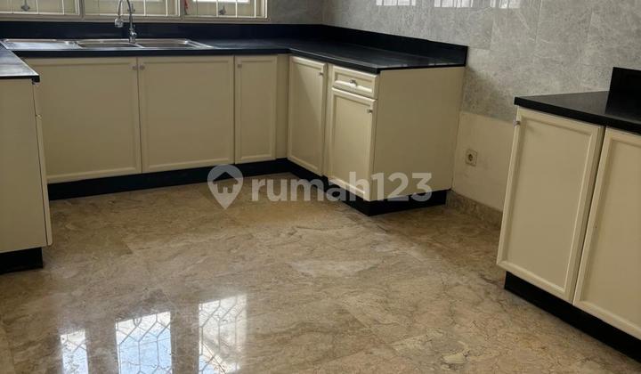 Sewa Rumah Bagus dengan halaman yg Luas @Kebayoran baru JakSel