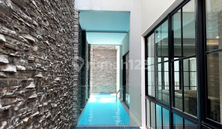 Modern Minimalist House with Pool, Elevator, and Automatic Door 2