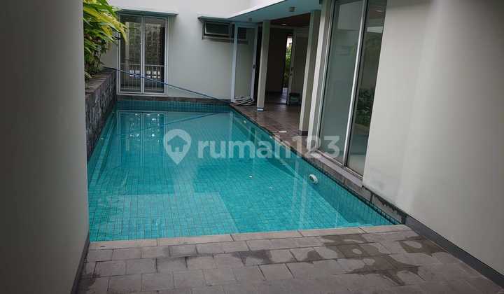 SEWA Rumah Lingkungan Tenang Lokasi sangat strategis di Kuningan 