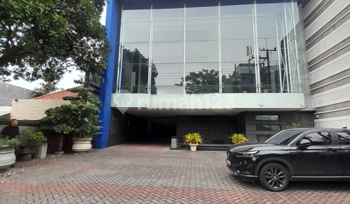 Gedung Dijual Cocok untuk Showroom, Dealer, Kantor, Pusat Kebugaran Tengah Kota Bebas Banjir