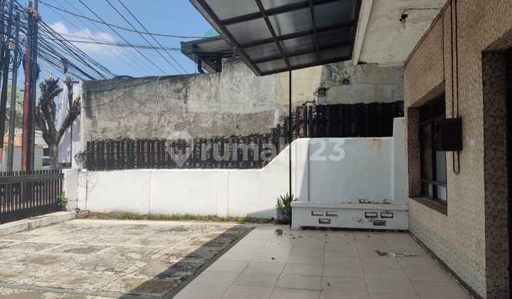 V House With Front & Backyard On Jensud Street 2