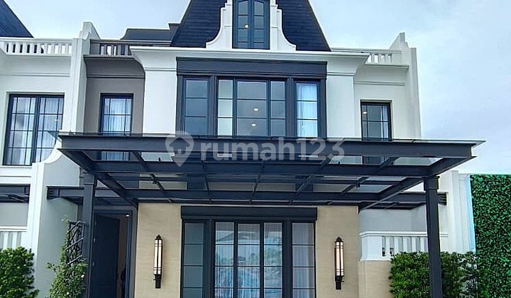 Rumah Classic 3 Lantai Ala Eropa dengan Kosep Bay Window dan Attic Room Rumah Classic 3 Lantai Ala Eropa dengan Kosep Bay Window dan Attic Room