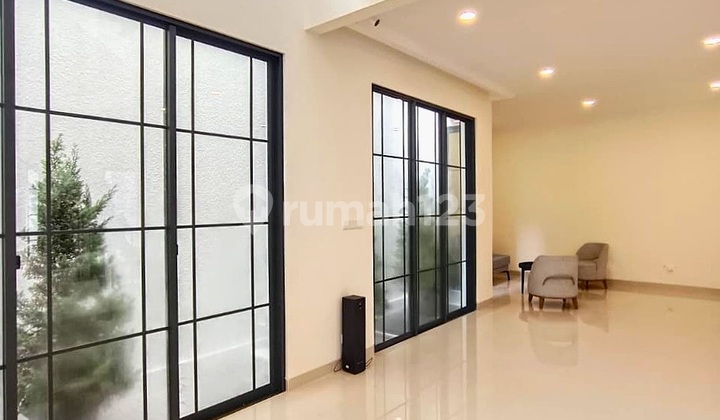 Kemewahan 3 Lantai dgn Fasad Elegan dan Lift Pribadi di Lokasi Premium