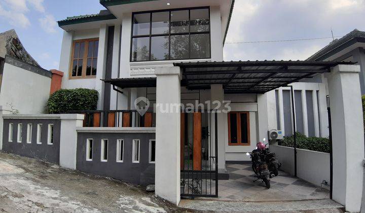 Dijual Rumah Mewah di Gondangrejo, Karanganyar fasilitas kolam renang 1