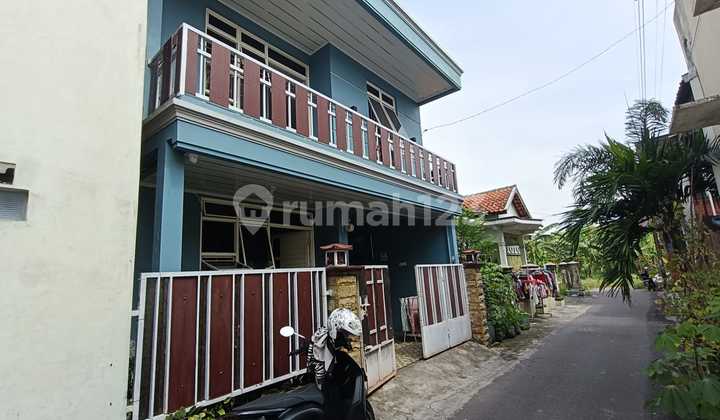 Nice two-story house in Kadipiro, Banjarsari, Solo. Nice two-story house in Kadipiro, Banjarsari, Solo.