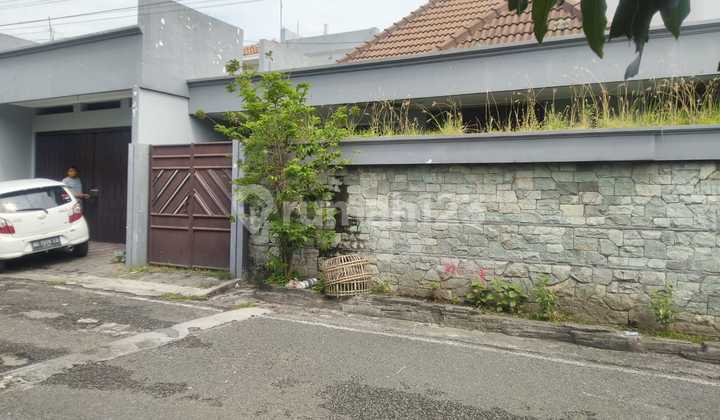 Rumah di Jl Natuna Kestalan Banjarsari Solo dekat Pasar Legi dan Stasiun Balapan Rumah di Jl Natuna Kestalan Banjarsari Solo dekat Pasar Legi dan Stasiun Balapan