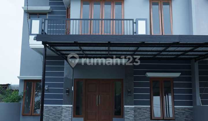 Bisa KPR, Rumah, 2 Lantai, Dekat Pusat Perbelanjaan dan Kampus Uns, Siap Huni