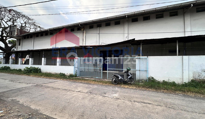 Strategic Warehouse in Commercial Area with Truck Access, Suitable for Shops & Offices.