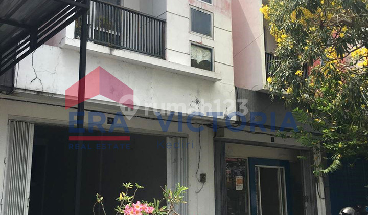 Selling 2 Shophouses in the City Center of Nganjuk Near the Town Square 1