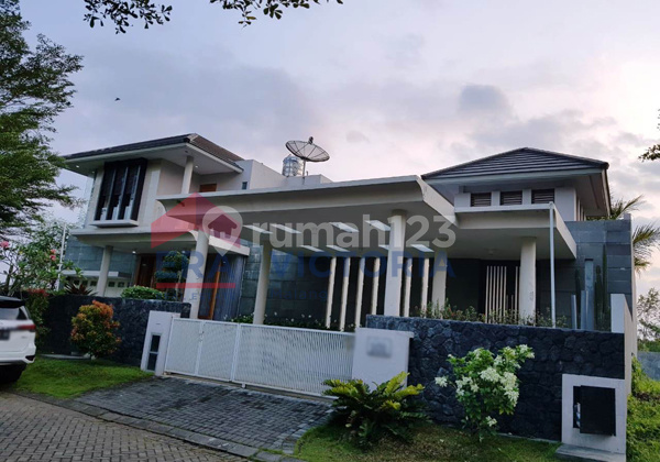Rumah Semi Furnished dengan Kolam Renang Pribadi di Araya Lokasi Elit & Strategis